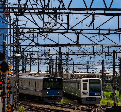 Kostenloses Stock Foto zu eisenbahnschienen, elektrischer zug, hochspannungsleitungen