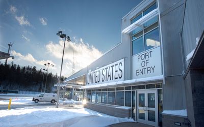 Người cha quê Edmonton trở về Canada sau 9 tháng bị giam giữ tại cơ quan di trú Mỹ