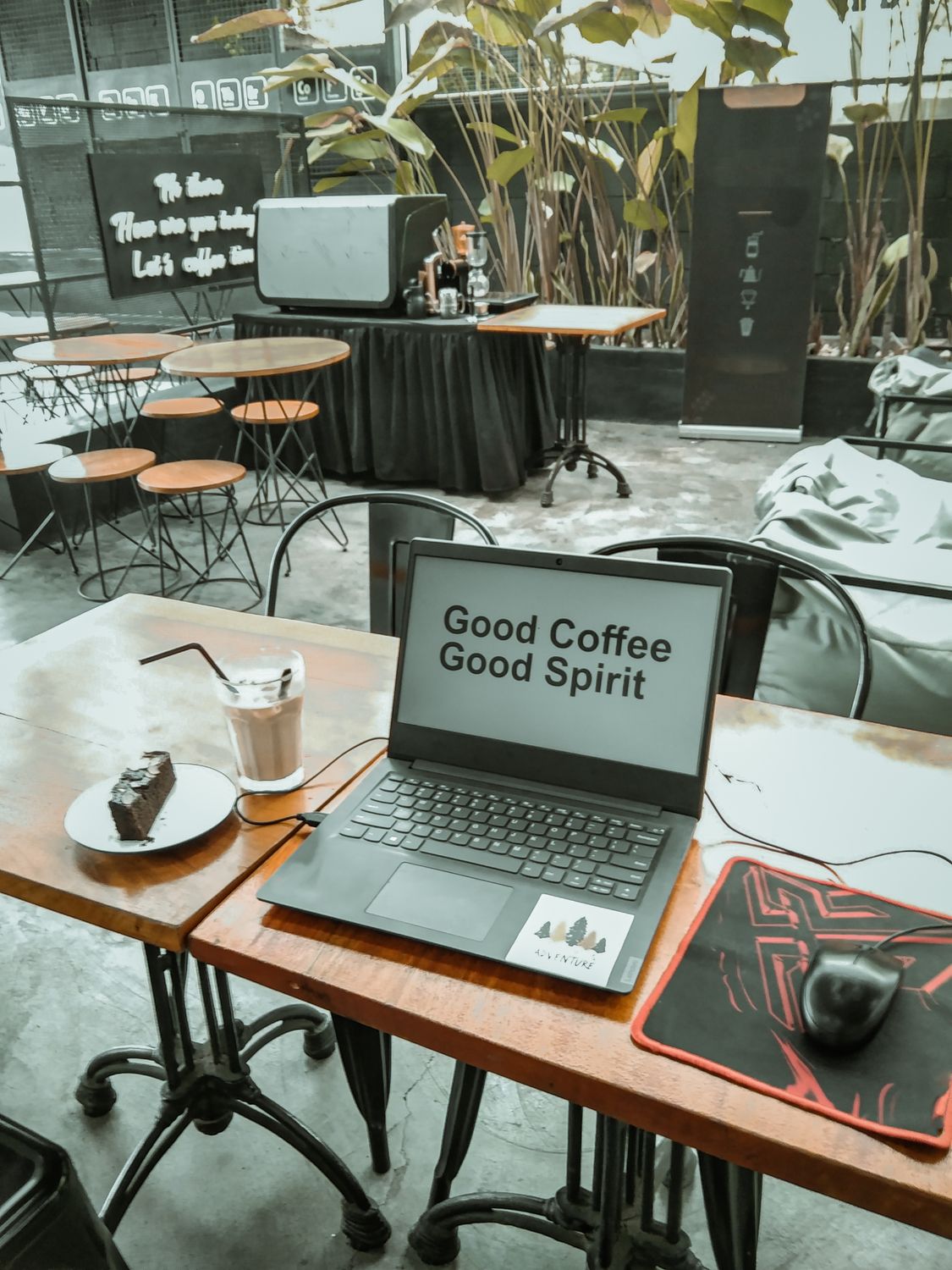 Quand la vie de digital Nomade inspire votre aménagement espace de travail Post-Vacances 2 digital nomad café