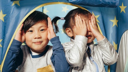 亞洲兒童, 偷看一個噓聲, 可愛的 的 免費圖庫相片