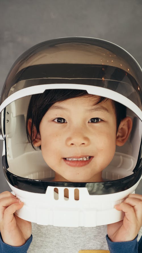 Kostnadsfri bild av ansiktsuttryck, asiatisk pojke, astronaut