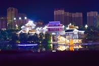 夜晚，灯光明亮的建筑物倒映在河流上，构成色彩缤纷的城市景观