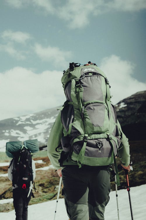 Foto d'estoc gratuïta de alpinista, aventurer, d'esquena