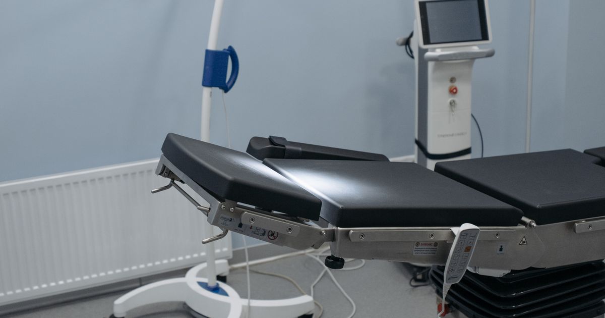 Operating room lamp and surgical equipment