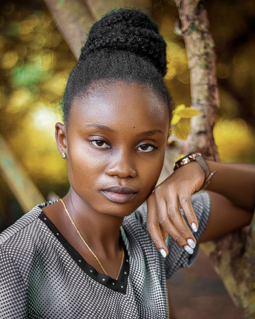 Free Portrait of an elegant woman posing outdoors in Ghana, showcasing natural beauty. Stock Photo