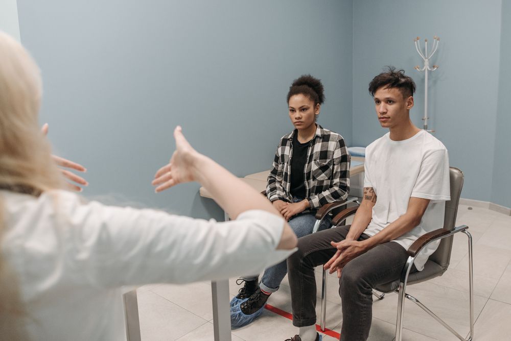 Profesional médico atendiendo una consulta en una clínica.