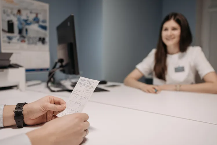 Médecin discutant d'une ordonnance avec une patiente dans un cabinet