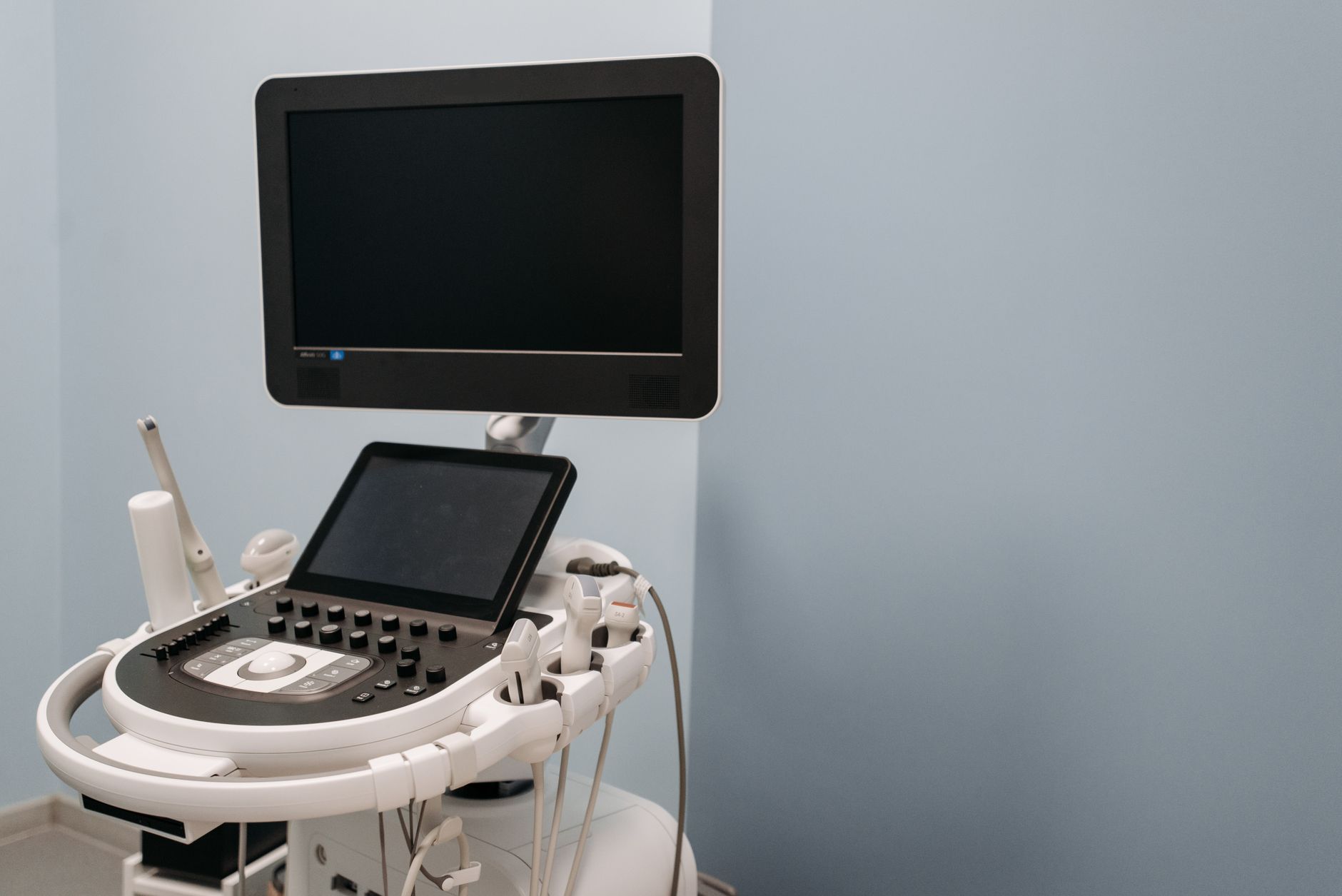 Equipo de ecografía de alta tecnología en clínica médica