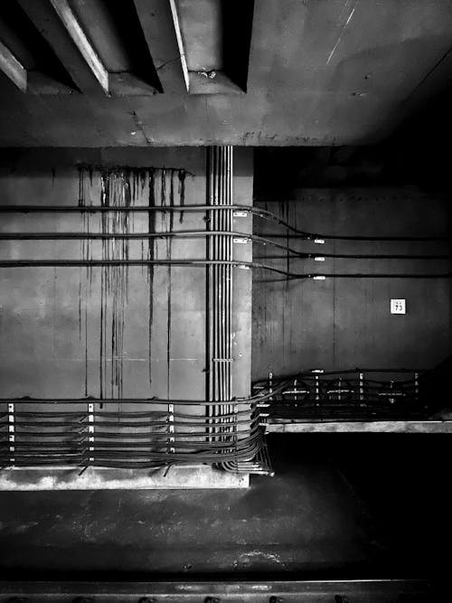 Základová fotografie zdarma na téma betonové stěny, černobílý, dráty