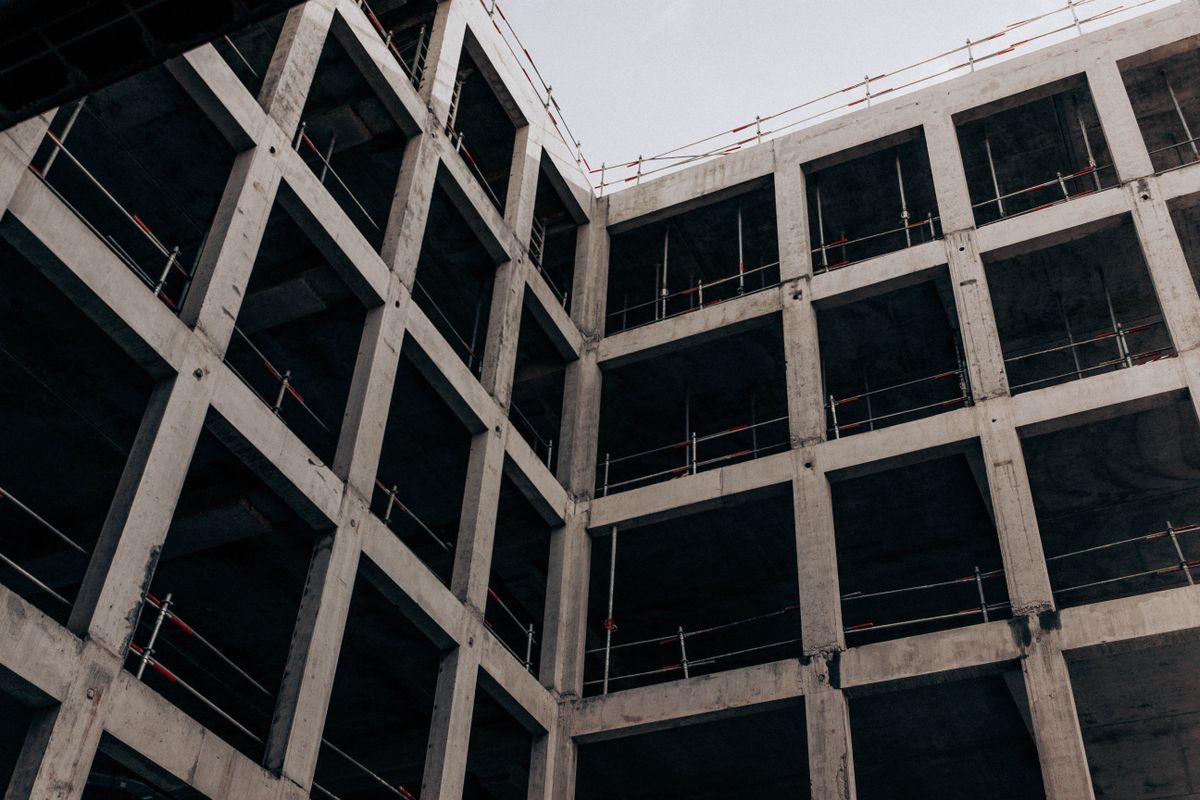 Edifício corporativo em estrutura de concreto armado aparente, vista de baixo