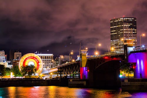 Edifícios Iluminados à Noite