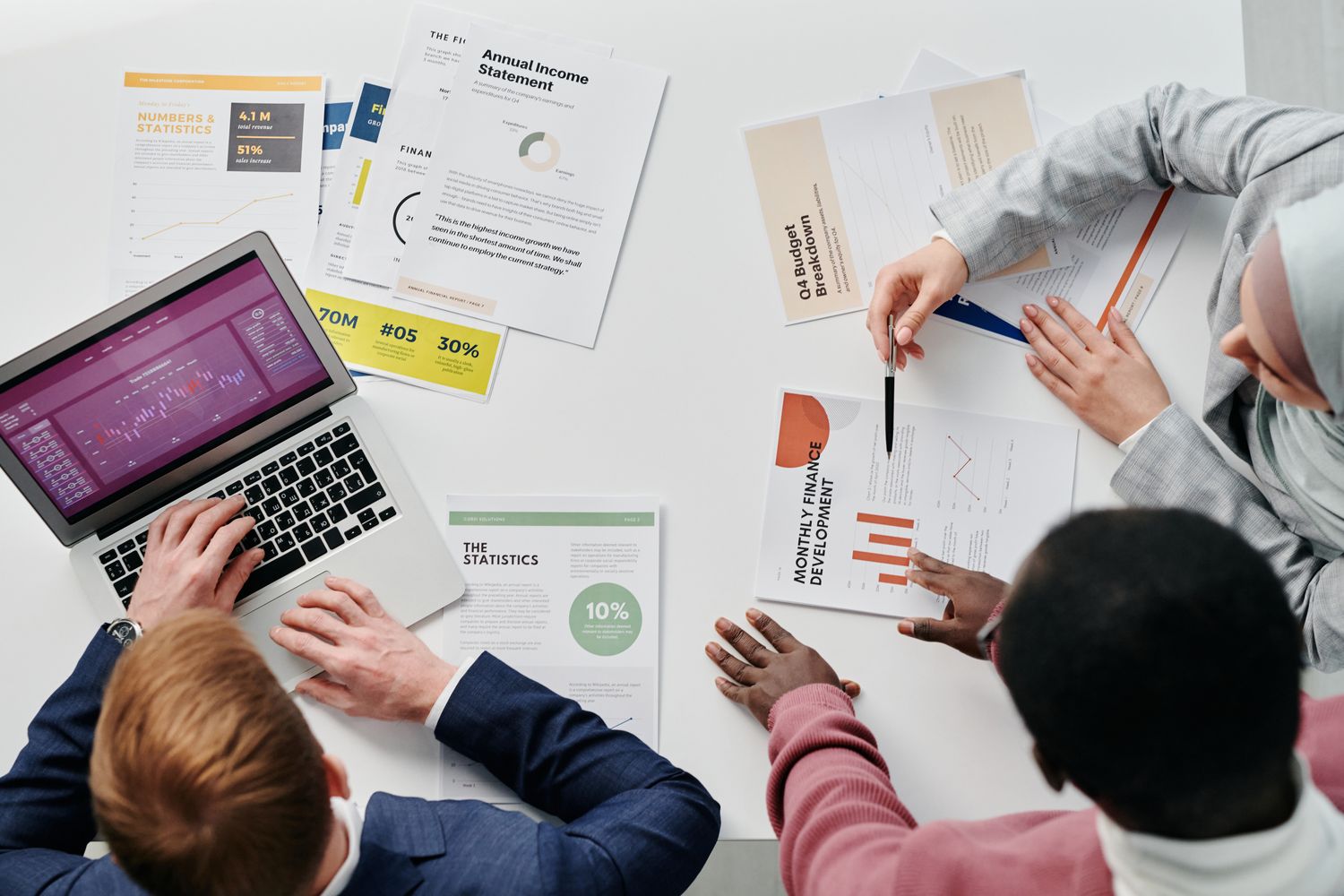 Équipe réunie autour de documents imprimés