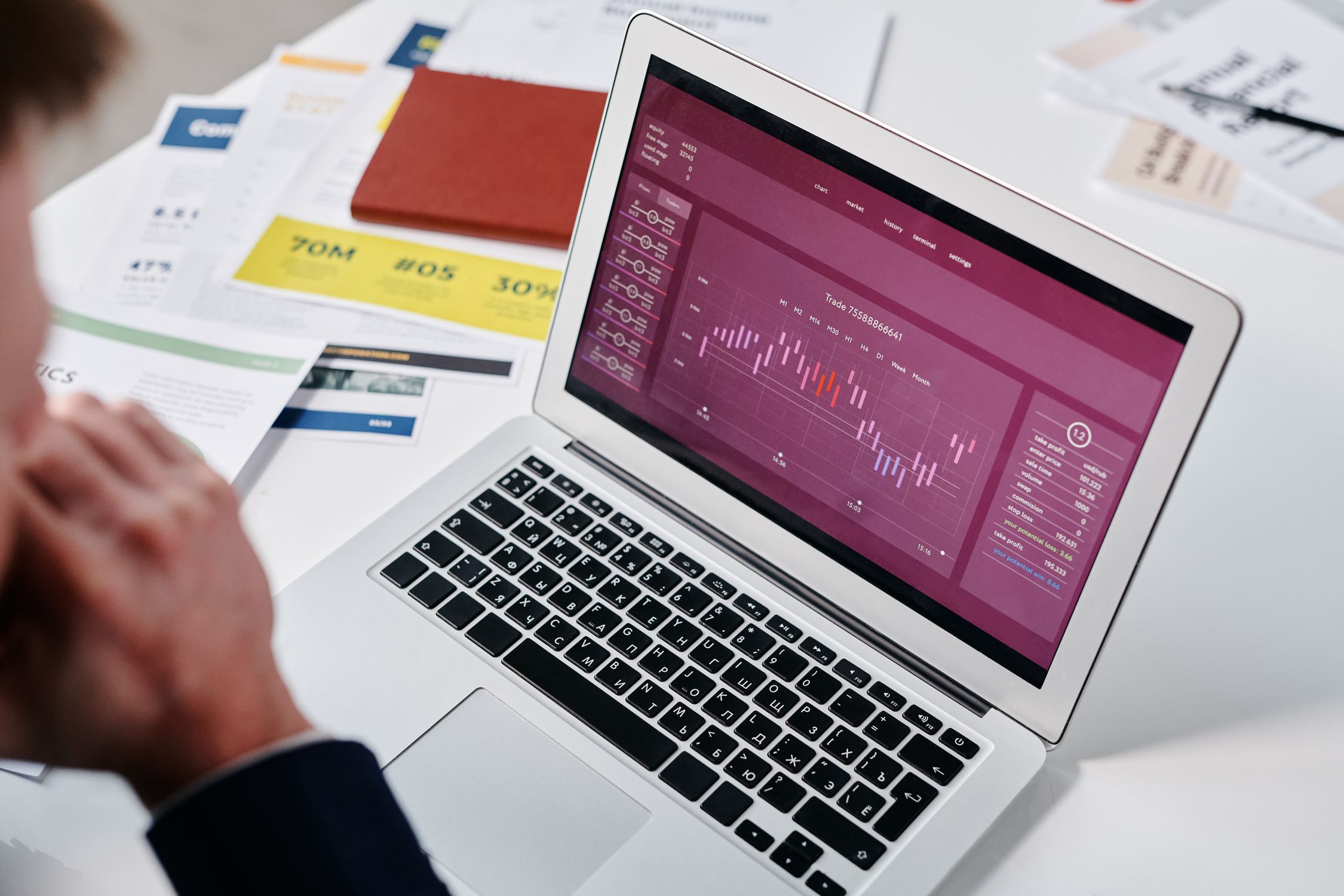 Google Analytics 4 et Search Console pour débutants : le guide 2026 2 Professionnel analysant les statistiques de son site web sur un ordinateur, suivi des conversions à Saint-Nazaire