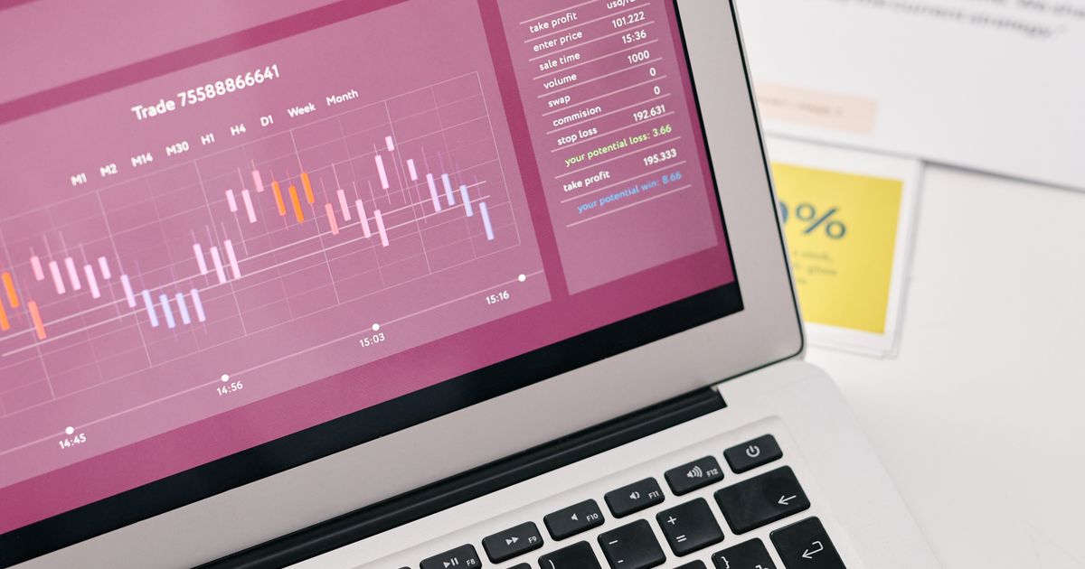 Laptop mit Diagrammen auf dem Schreibtisch: Anfragen je Landingpage auswerten