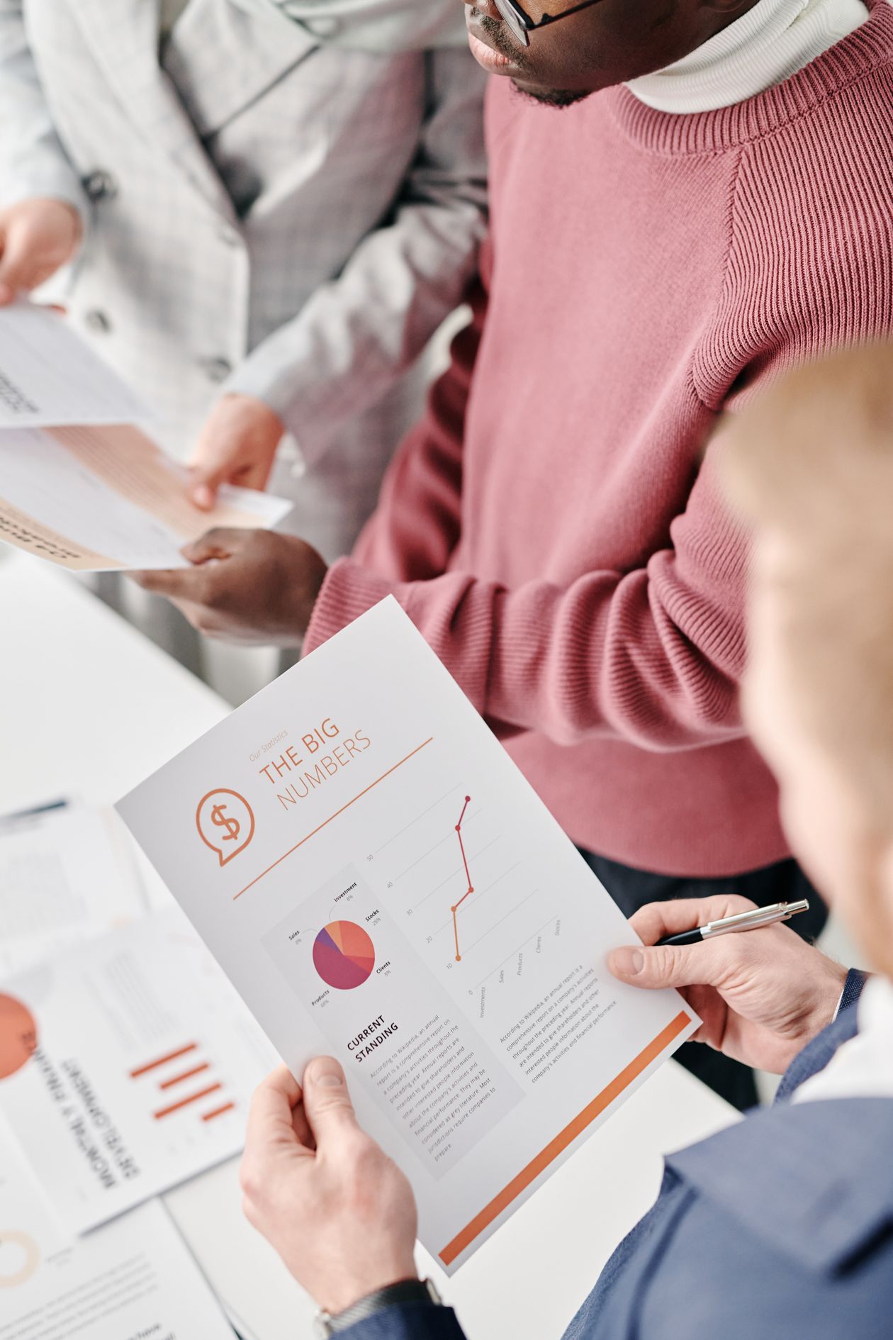 Tim bisnis meninjau laporan grafik kualitas leads dari tahap MQL ke SQL saat rapat evaluasi