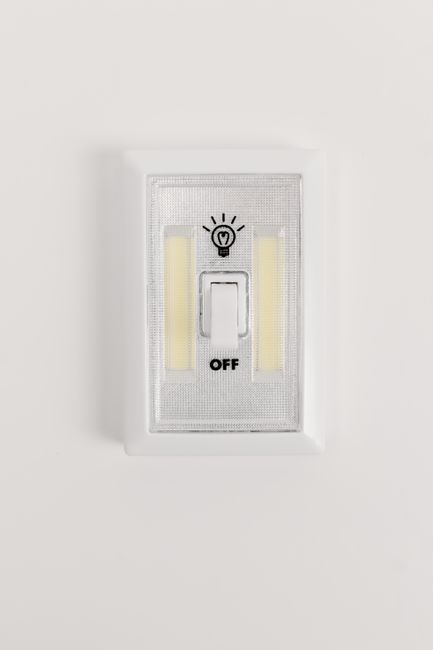 Fotomural Primer plano de un interruptor blanco apagado en una pared blanca limpia.