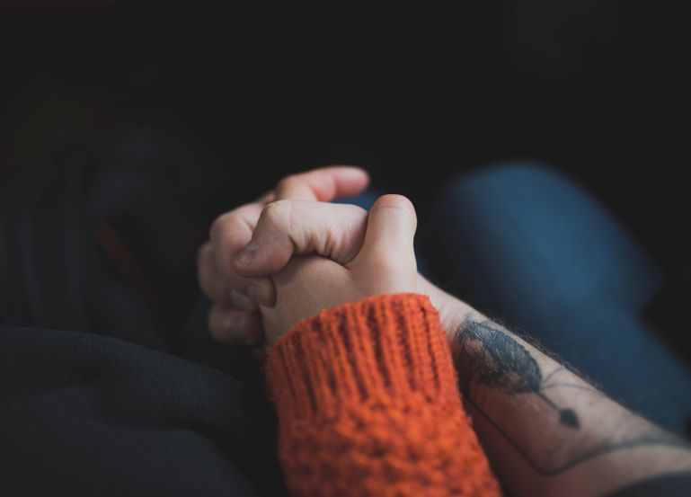 Online dating: starting a conversation on a niche platform