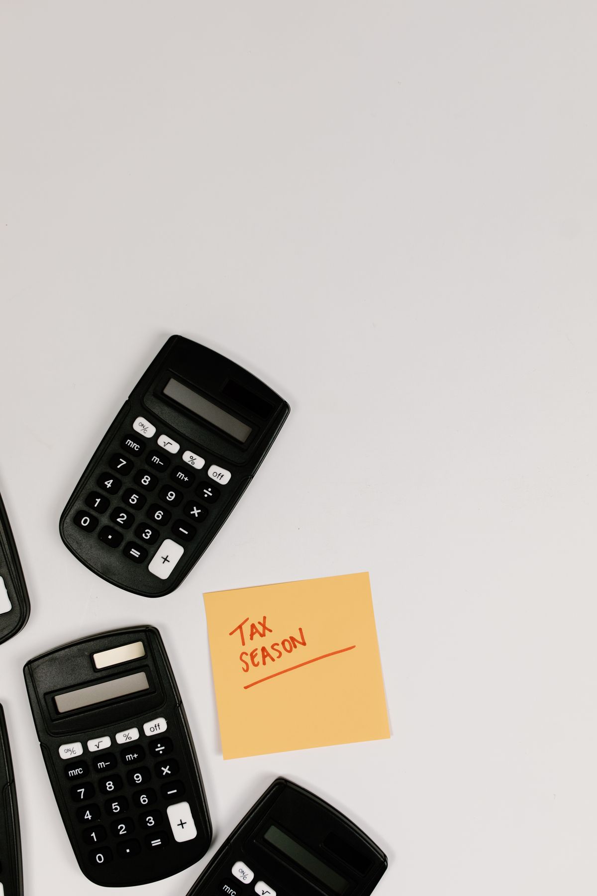 Calculatrices noires posées sur un bureau
