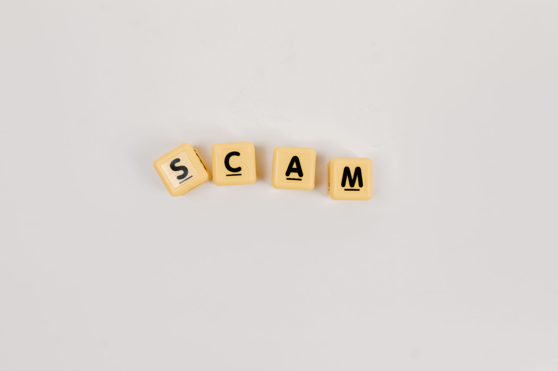 拼字遊戲拼出 SCAM 字樣象徵詐騙
