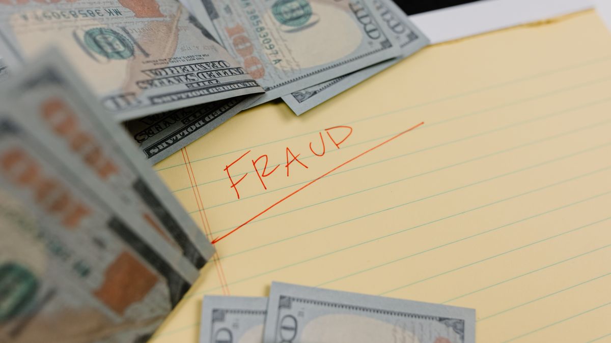 紙幣とFRAUDの文字(イメージ)