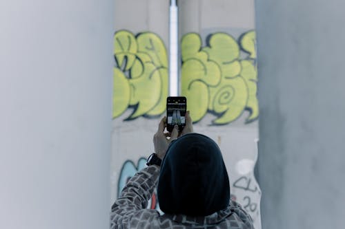 Ilmainen kuvapankkikuva tunnisteilla älypuhelin, graffiti, henkilö