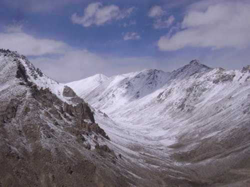 Montaña Cubierta De Nieve Bajo El Cielo Nublado