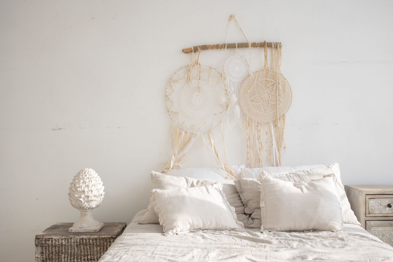 boho-macrame-dreamcatcher Bedroom with macrame and dreamcatcher decor