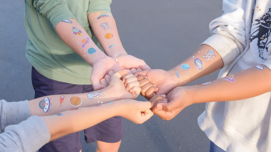Enfants portant des tatouages temporaires colorés sans danger sur les bras