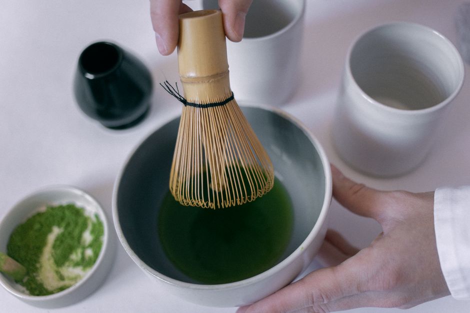Bol de matcha préparé à la main avec fouet en bambou — rituel quotidien de bien-être naturel