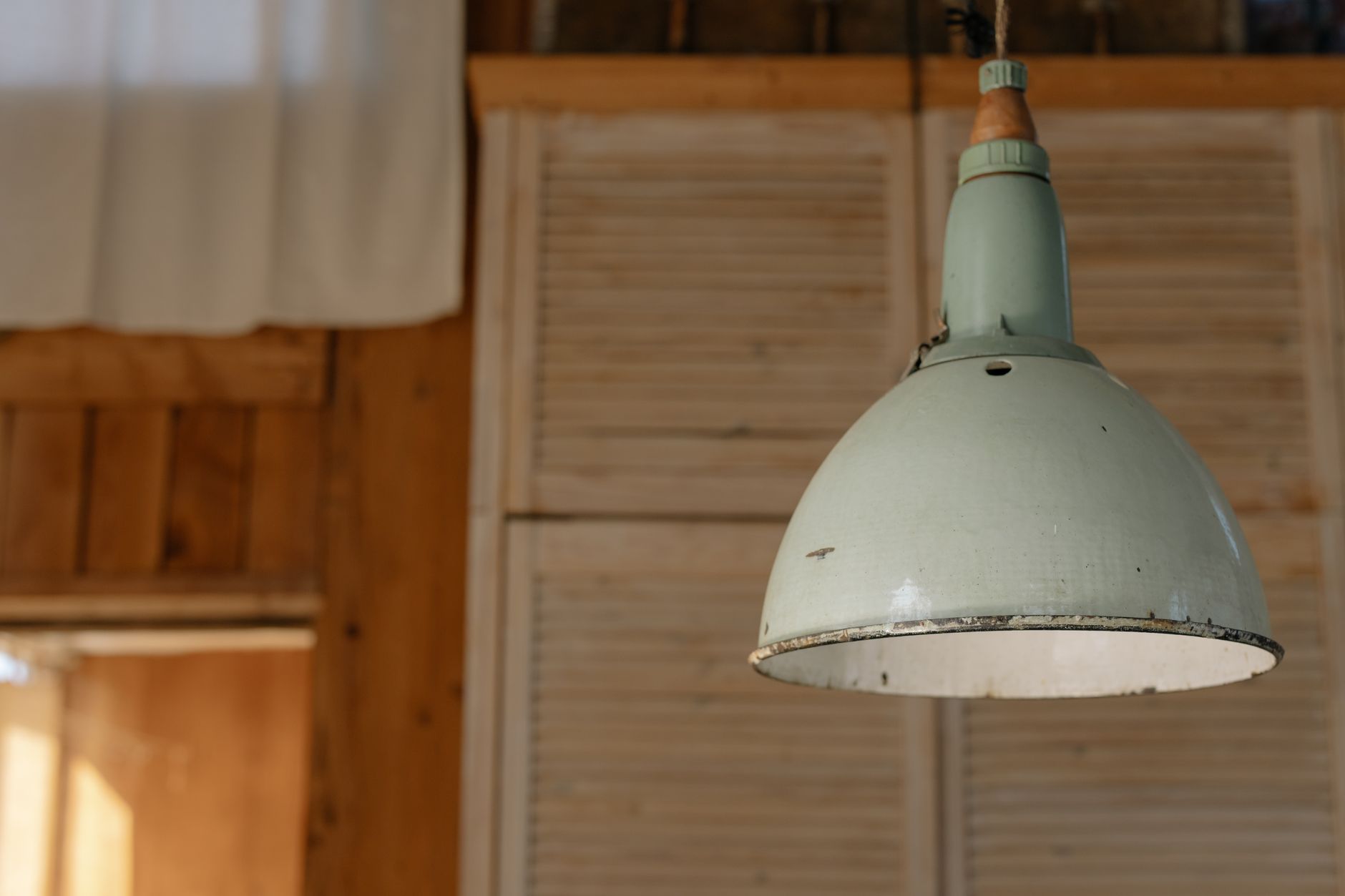 Best Farmhouse Pendant Lights 2026: Kitchen Island & Barn