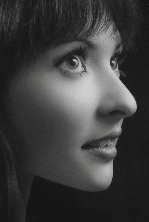 Free Close-up black and white side profile portrait of a woman with expressive eyes. Stock Photo
