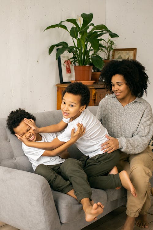 Gratis stockfoto met aanbiddelijk, aangenaam, afro-amerikaanse jongen