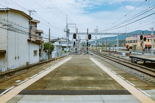 Immagine gratuita di piattaforma ferroviaria, sistema di trasporto, stazione dei treni