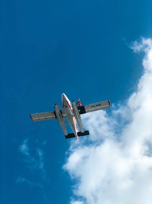 Kostenlos Kostenloses Stock Foto zu blauer himmel, fahrzeug, fliegen Stock-Foto