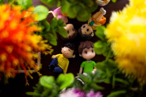 Free Figurines of couples near blooming flowers Stock Photo