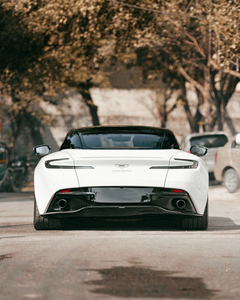 Aston Martin DB12: El 'turismo de alto rendimiento' que inaugura una nueva era.