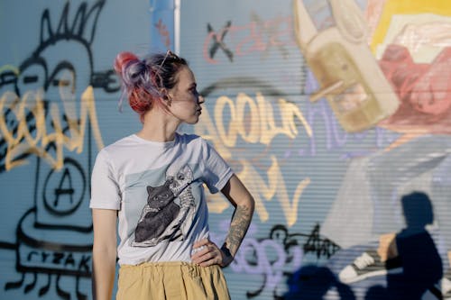 Gratis stockfoto met getatoeëerd, geverfd haar, graffiti muur