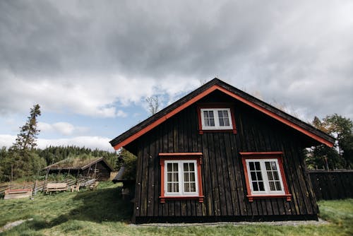 Fotobanka s bezplatnými fotkami na tému bungalov, drevený dom, obloha pokrytá oblakmi