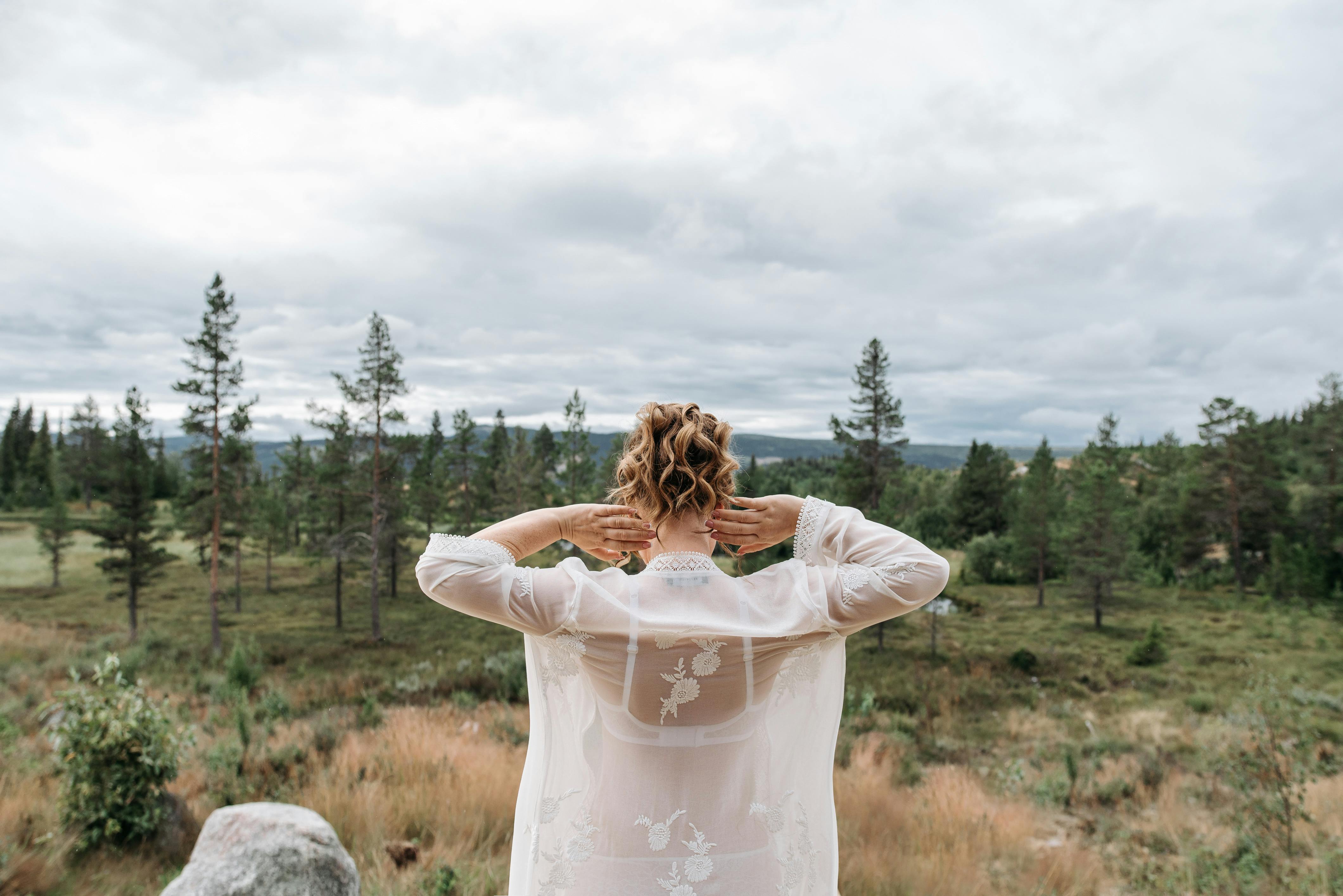 Modern bubble ponytail gelin Saçı, balon at kuyruğu, inci detaylarla playful düğün saç modeli
