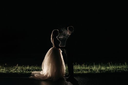 Free An enchanting silhouette of a couple at night, capturing romance and intimacy. Stock Photo