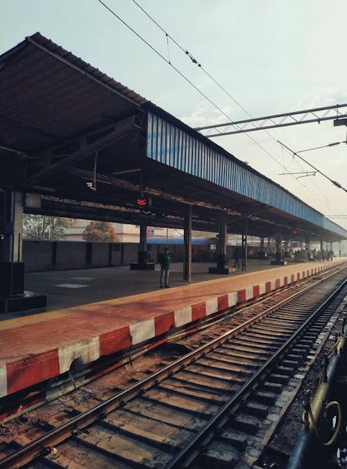 Foto profissional grátis de estação de trem, sistema de transporte, tiro vertical
