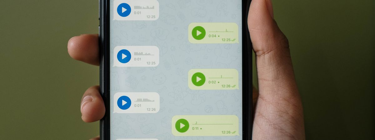 Móvil con una conversación de mensajería abierta