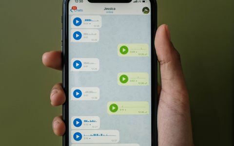 Móvil con una conversación de mensajería abierta