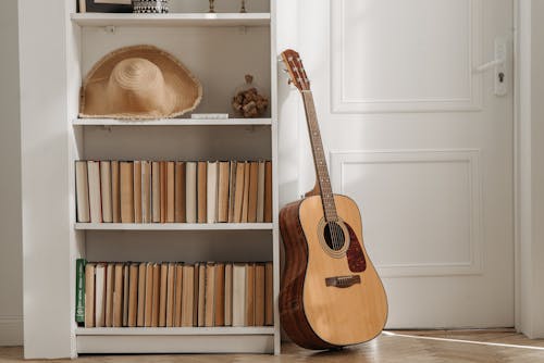 Foto stok gratis alat musik, buku-buku, gitar