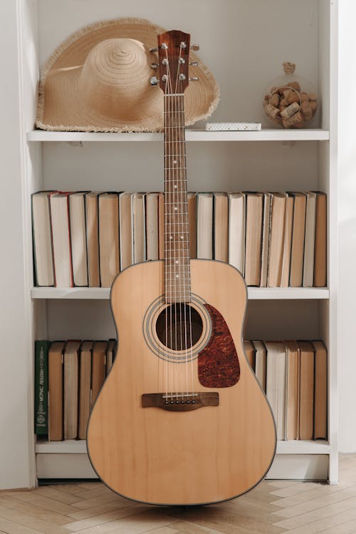 Gratis lagerfoto af akustisk, bøger, guitar