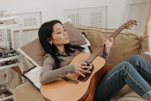 akustik gitar, alıştırma yapmak, Asyalı kadın içeren Ücretsiz stok fotoğraf
