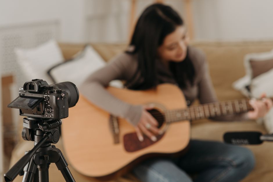 Gitar çalan kadın