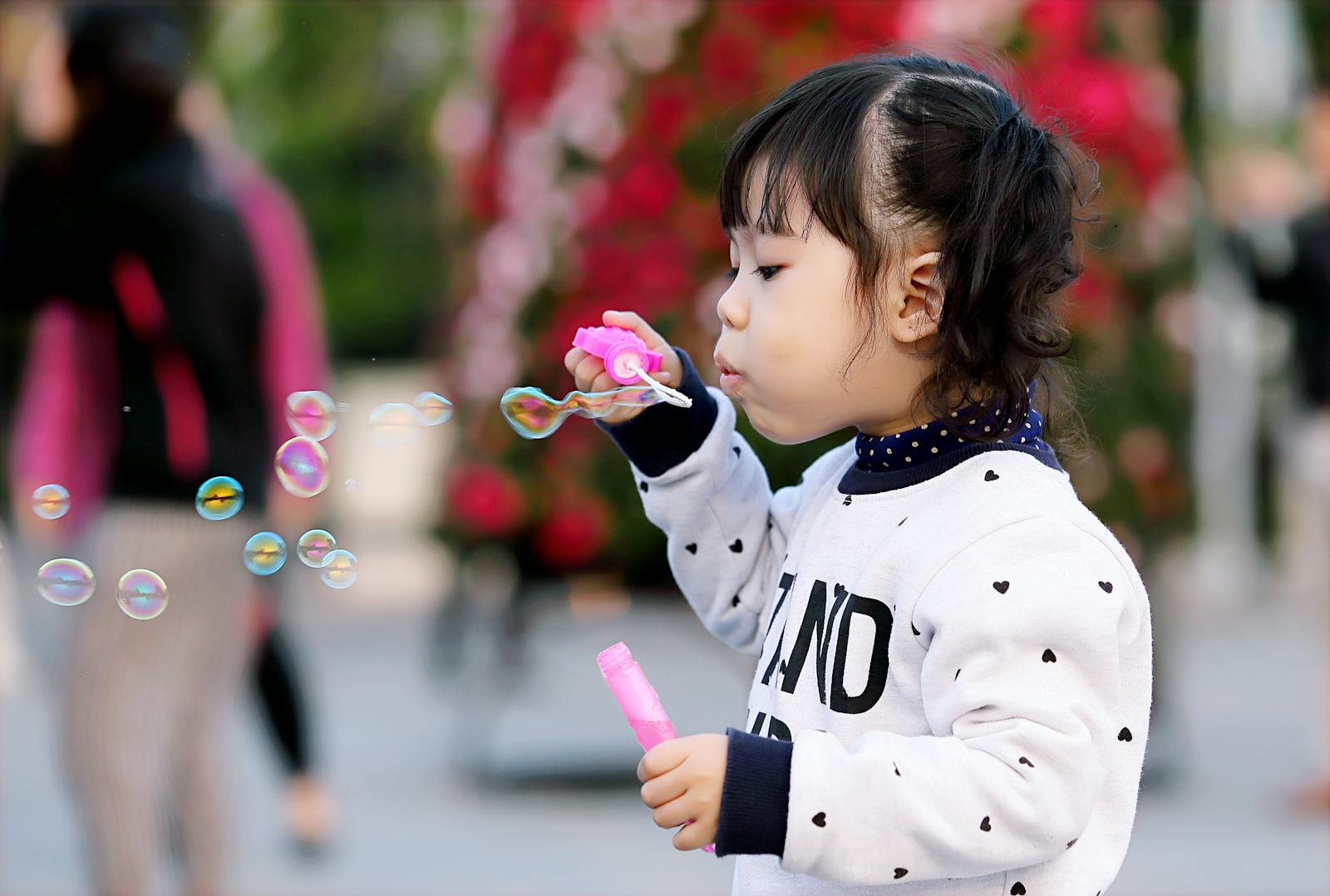 【吹泡泡的小女孩摄影图片】重庆动步公园纪实摄影_强哥视界_太平洋电脑网摄影部落