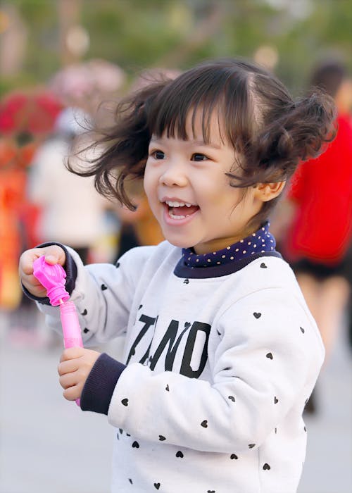 Fotografía Con Lente De Cambio De Inclinación De Niña En Suéter Blanco