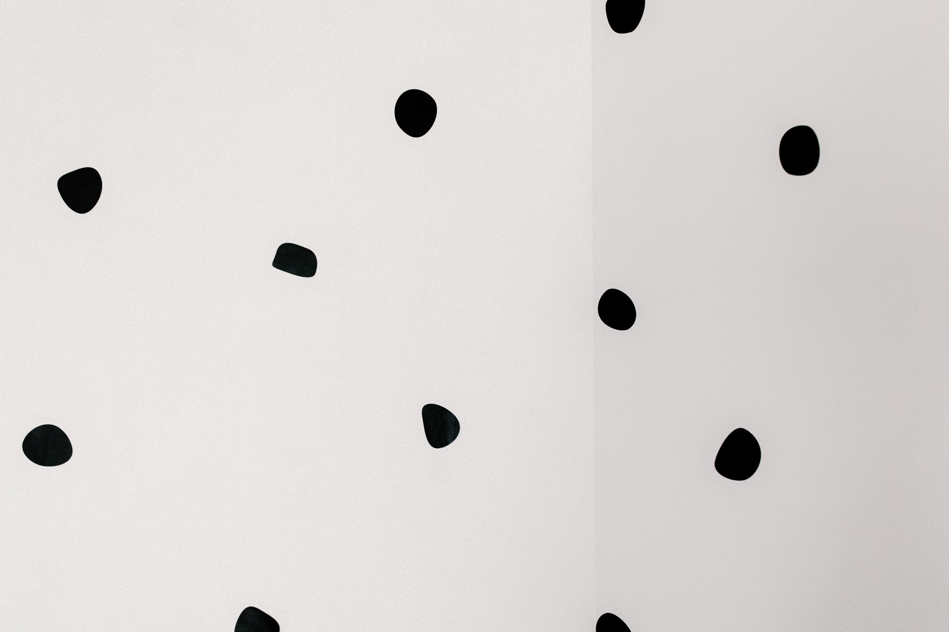 Yayoi Kusama'nın puantiyeli enstalasyonu